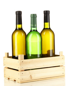 葡萄酒瓶在木盒上白色隔离