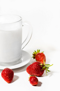 杯牛奶和草莓