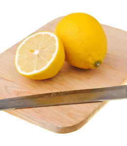 在菜板上的柠檬