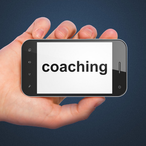 只手握住智能手机与教练显示屏上的字。泛型 m