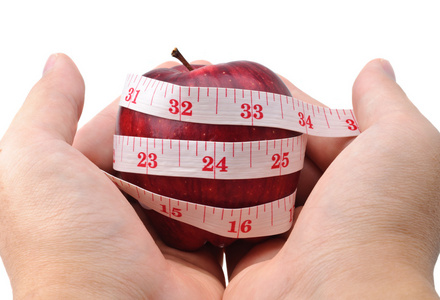 手牵红苹果与测量卷尺