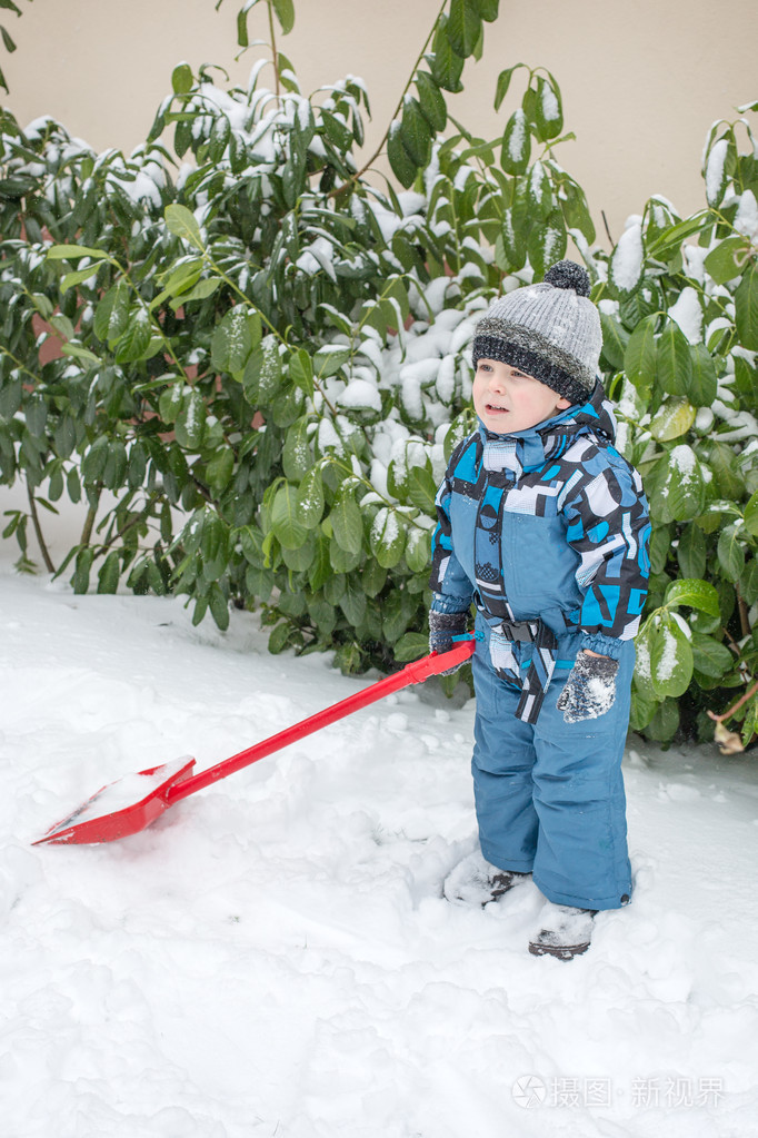 可爱的小孩男孩高兴的冬天雪