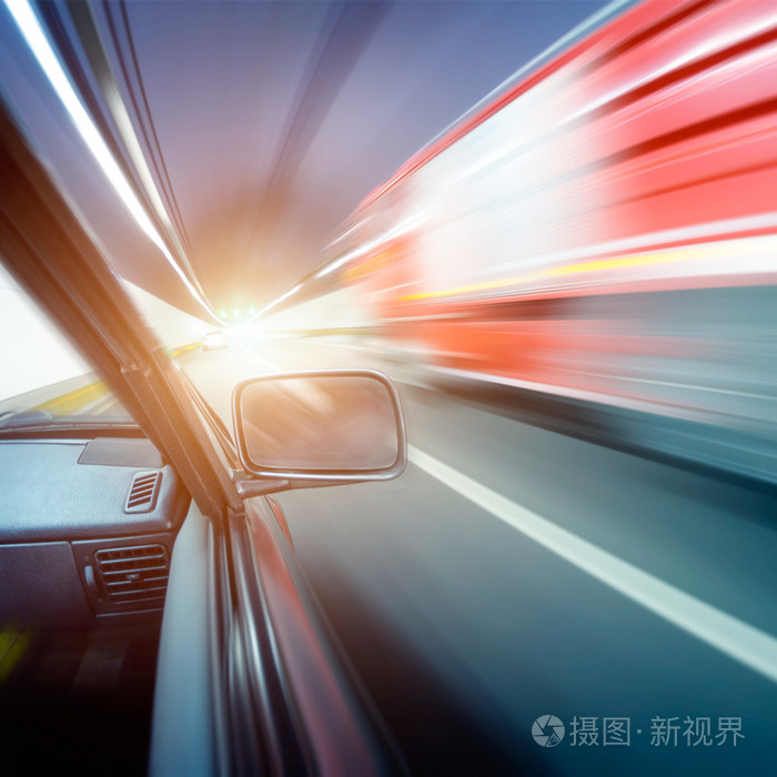 速度快的汽车在隧道中