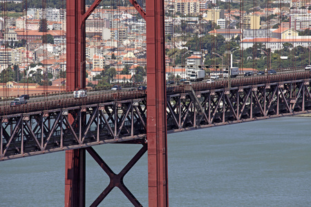 里斯本，葡萄牙的公路和铁路大桥