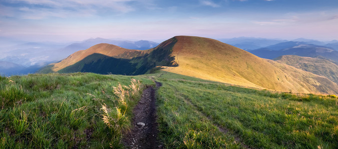 多彩的晚上，在一个山风景