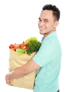 纸袋充分的水果和蔬菜的男人