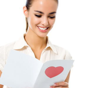 年轻快乐的女人阅读情人节卡 隔离