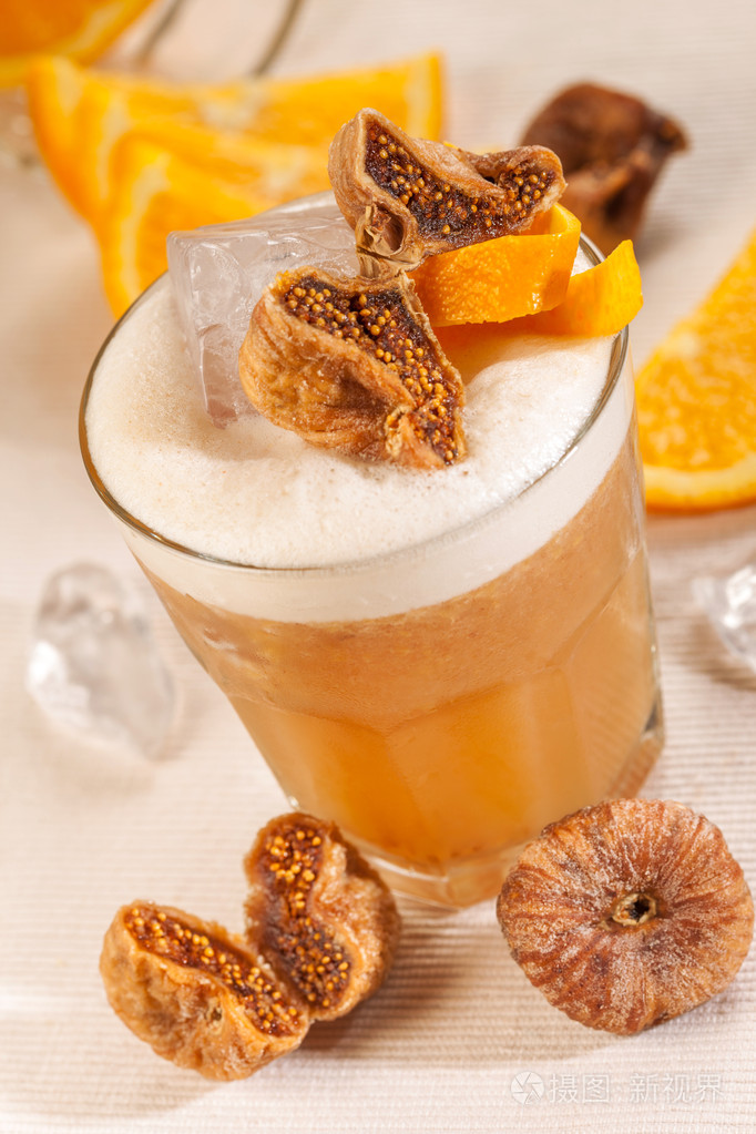 黄色饮料的无花果