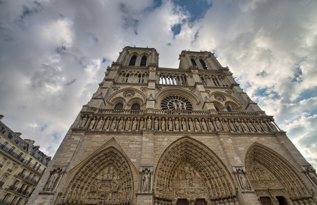 巴黎。notre dame 外立面的绚丽夜景