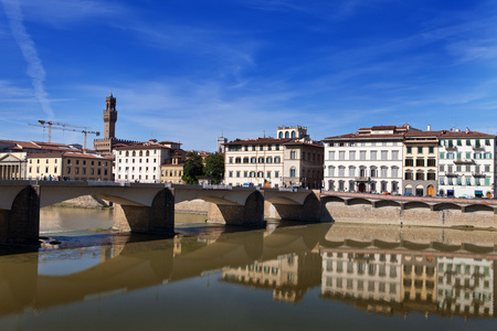 佛罗伦萨的视图。桥梁在阿诺河