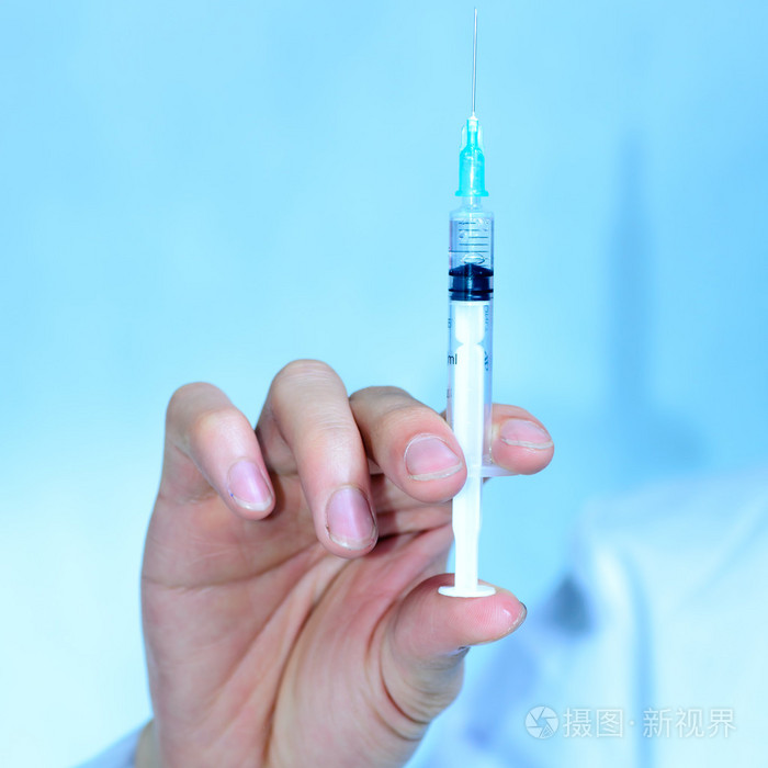 医生与医疗注射器在手