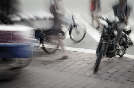 摩托车和自行车在大城市街道上