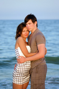 快乐的年轻夫妇在海滩上