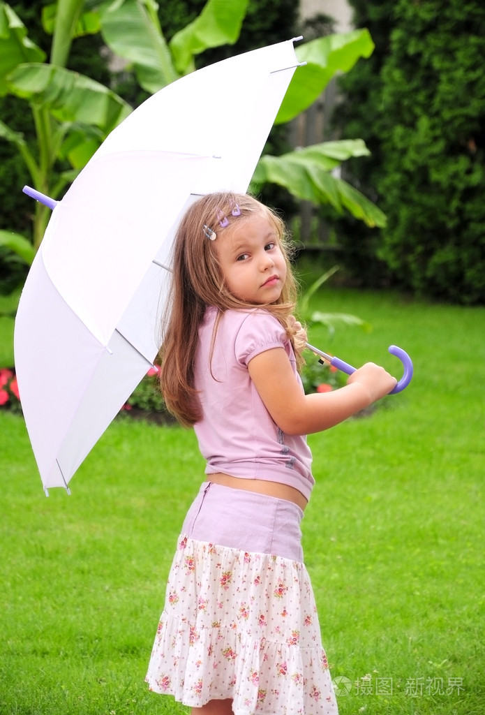 小女孩用一把伞
