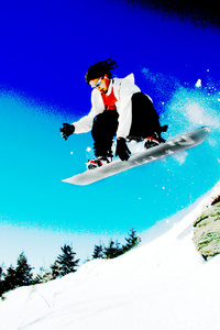 滑雪跳跃的反对蓝蓝的天空
