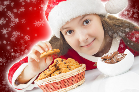 快乐的圣诞女孩吃圣诞饼干
