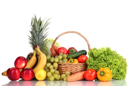 作文与蔬菜和水果的柳条篮上白色隔离