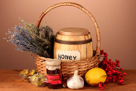蜂蜜和其他自然医学为冬季烟道 棕色背景上的木桌上