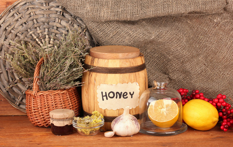 蜂蜜和其他自然医学为冬季烟道 木制背景上