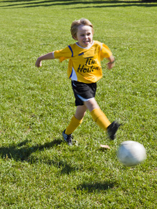 快乐的小男孩踢足球
