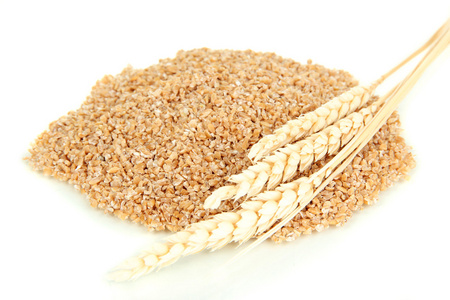 小麦麸皮用木勺白色上孤立