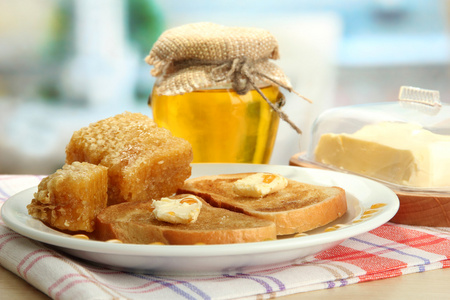 在咖啡馆中板上白面包 toastwith 蜂蜜