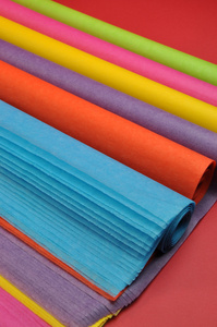 一卷彩虹色组织包装纸。 垂直画像