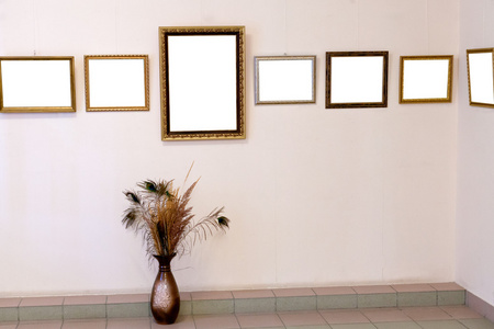 碗和艺术画廊墙上的几个图片框。
