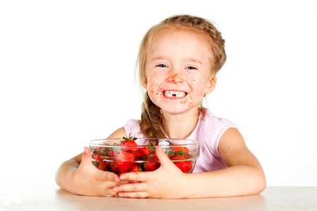 儿童用碗新鲜草莓
