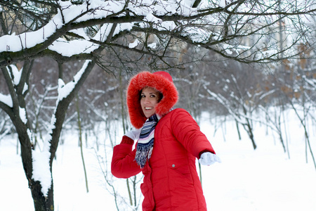 冬季女孩扔雪球在相机微笑快乐开心