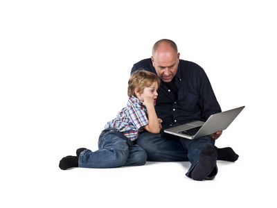 父亲和儿子在一起使用的便携式计算机