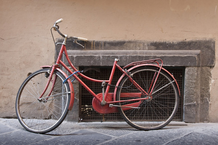 旧的红色自行车