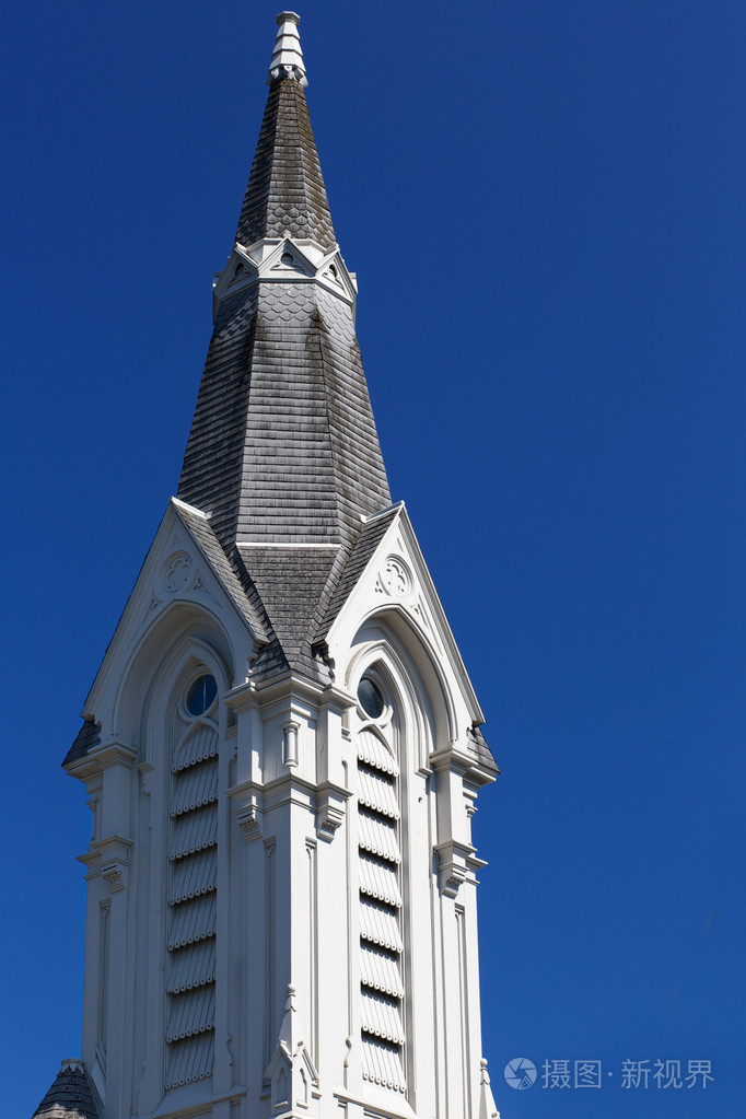 阳光明媚的尖塔