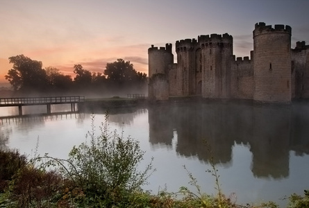 令人惊叹的护城河和城堡在秋天秋天日出雾在 m