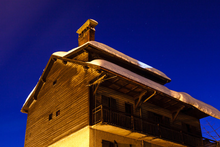 发光的房子在村庄的梅杰夫，法国阿尔卑斯山，法国