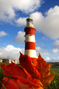 在英国普利茅斯灯塔与秋天叶子