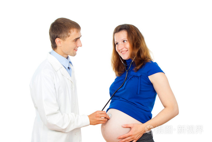 医生对待一个怀孕的女孩