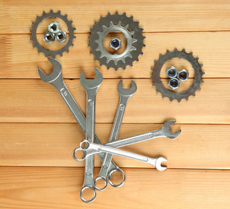 机齿轮 金属齿轮 木制背景上的螺母和螺栓