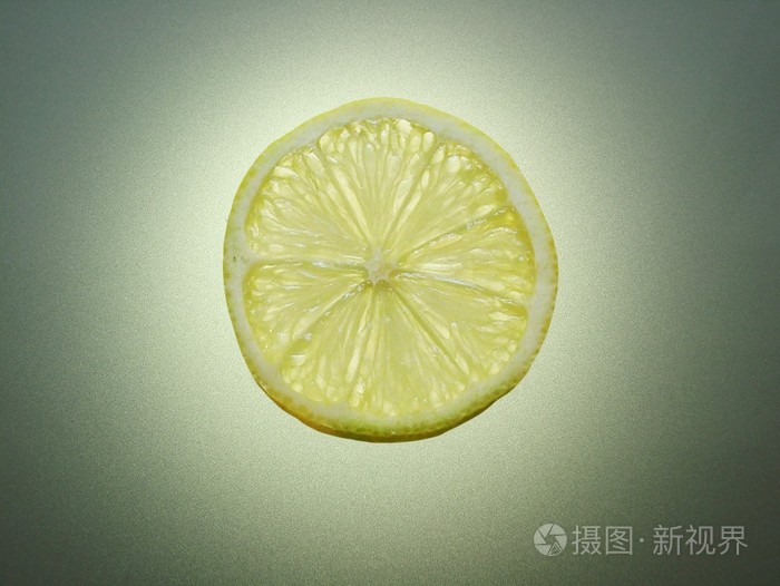 一片柠檬从后面照亮