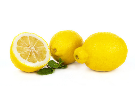 在白色背景上的新鲜柠檬水果