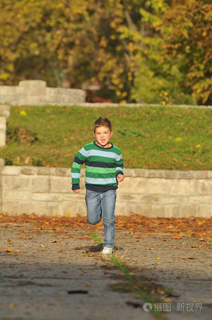 在秋天公园玩耍的孩子们