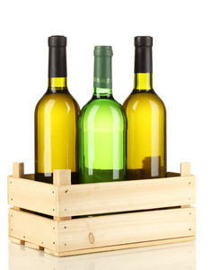 葡萄酒瓶在木盒上白色隔离