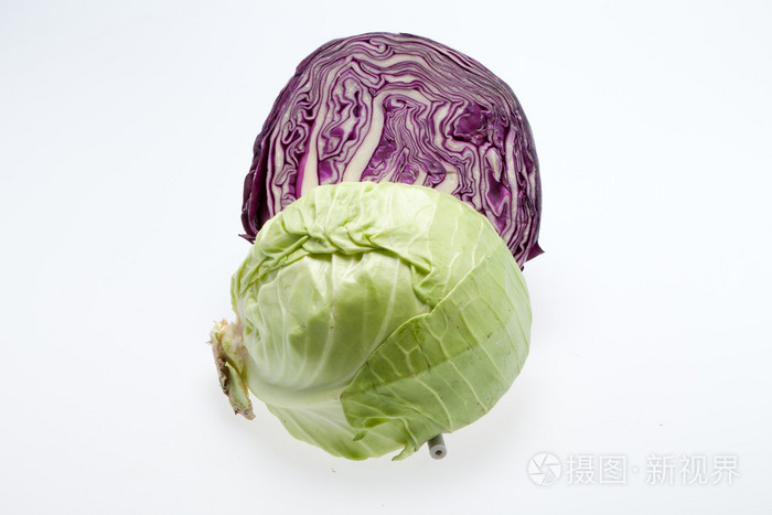 白色和红色卷心菜截面在白色背景上
