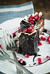 心的形状的巧克力蛋糕装饰着石榴