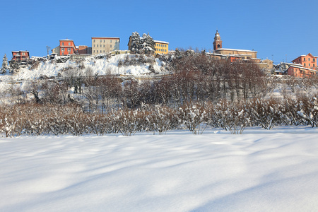 小镇上被雪覆盖的山