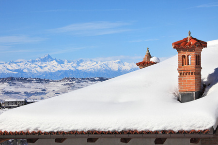 红雪屋顶上的烟囱。意大利皮埃蒙特