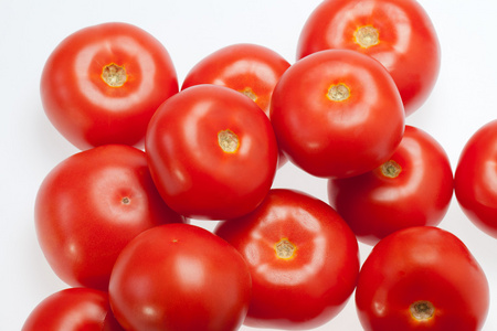 新鲜的西红柿上白色隔离