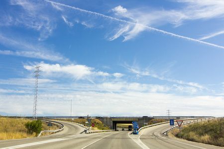 公路与蓝色的天空和洁白的云朵背景