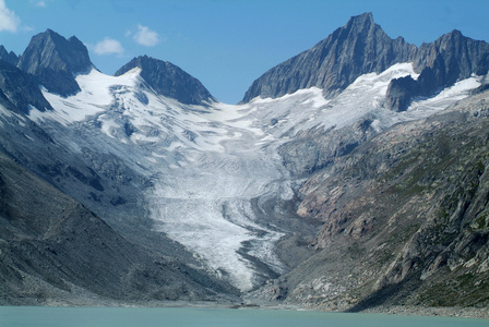 冰川和湖上瑞士的阿尔卑斯山 oberaare