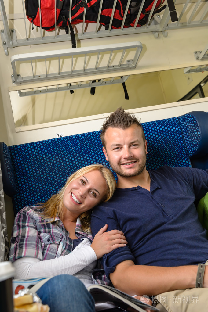 女人靠在男人的肩在火车